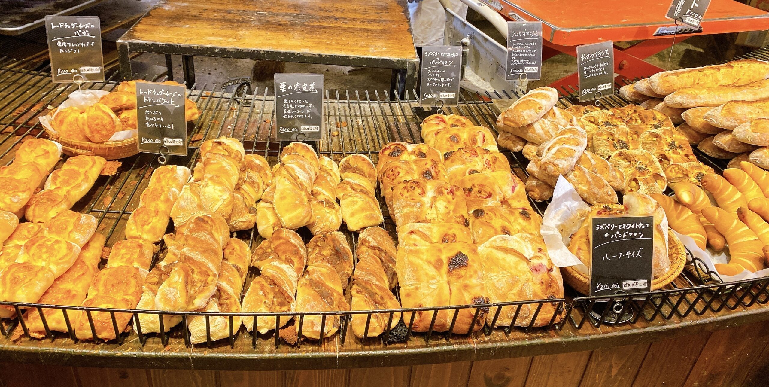 愛知・蟹江町 / 1本110円のバケットと絶品ポークシチューが味わえる